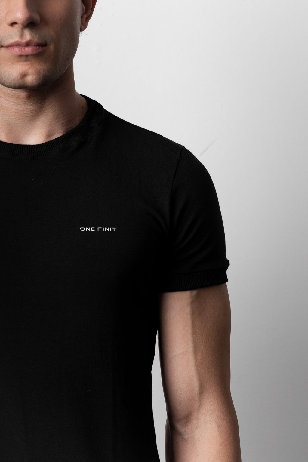 CAMISETA PRETA ESSENTIAL BLACK TEE - CLASSIC