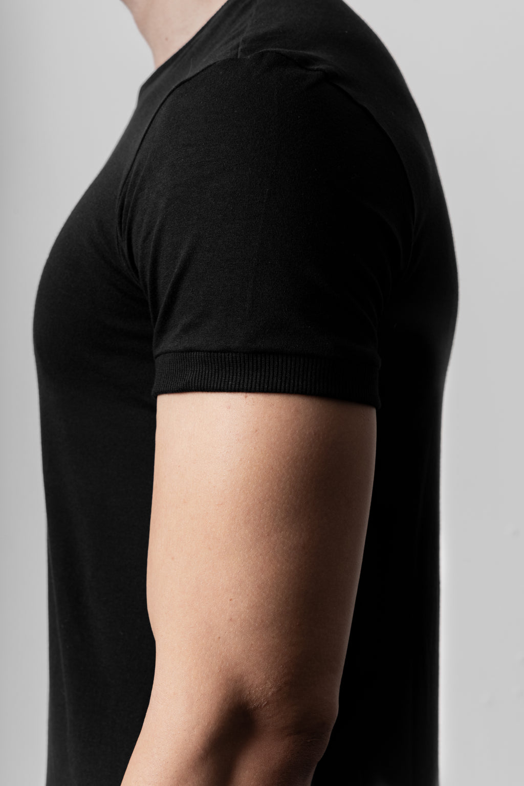 CAMISETA PRETA ESSENTIAL BLACK TEE - CLASSIC