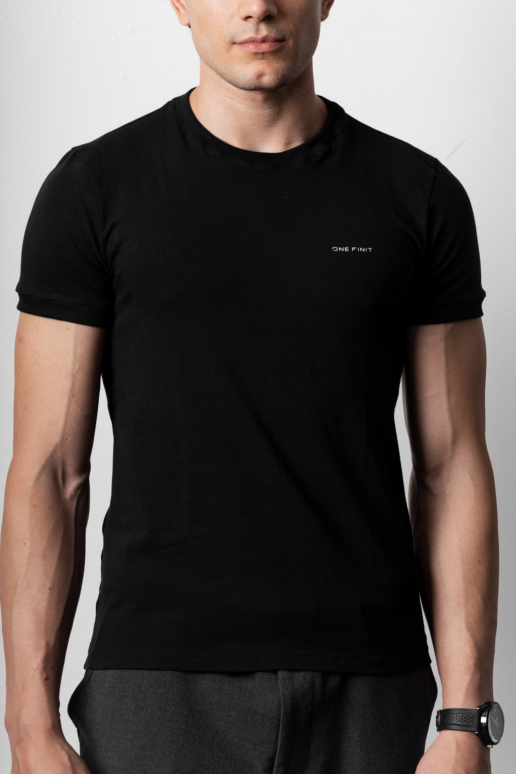 CAMISETA PRETA ESSENTIAL BLACK TEE - CLASSIC
