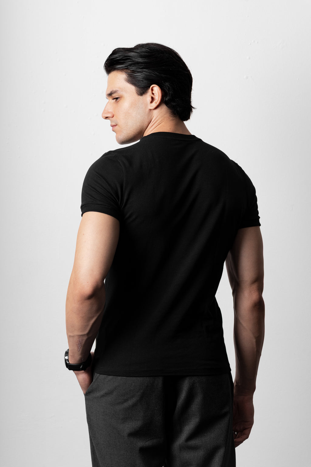 CAMISETA PRETA ESSENTIAL BLACK TEE - BASIC