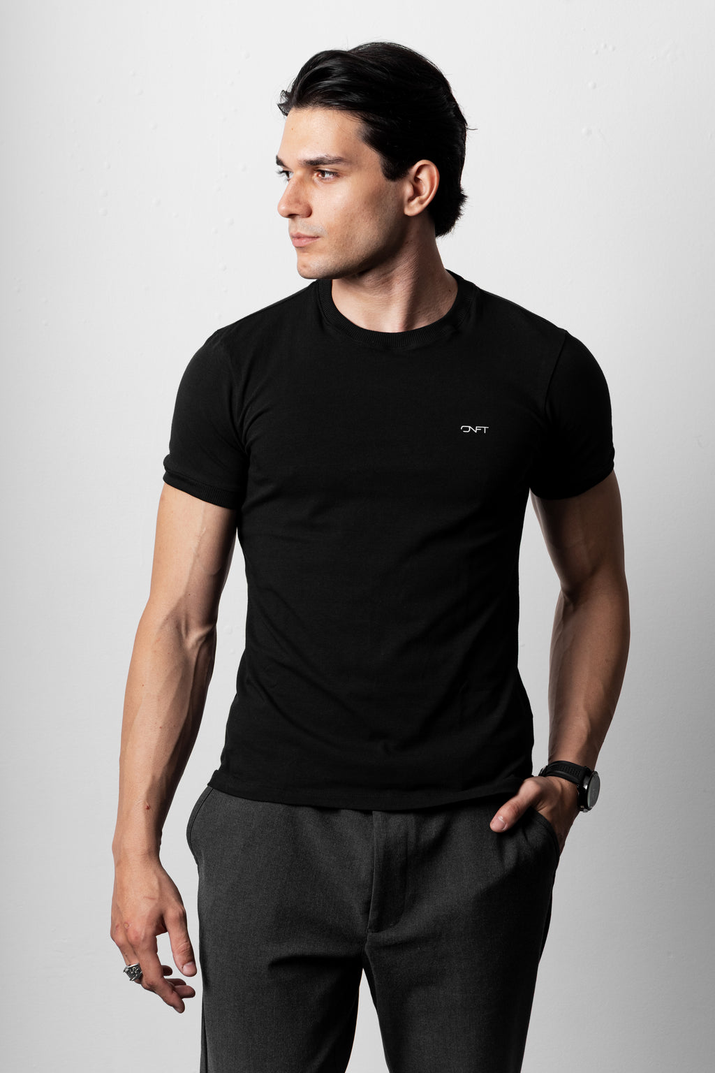 CAMISETA PRETA ESSENTIAL BLACK TEE - FOUR INITIALS