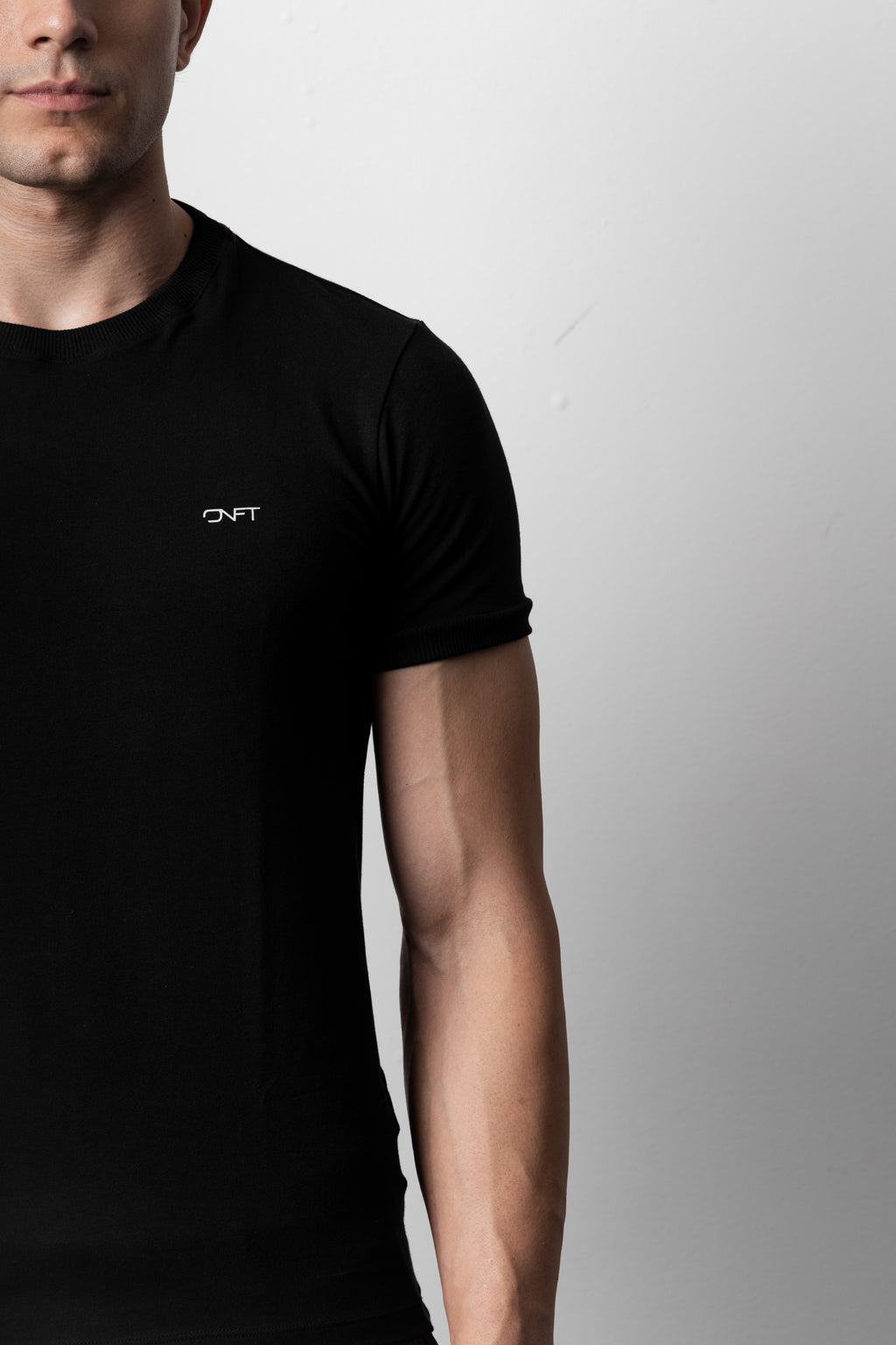 CAMISETA PRETA ESSENTIAL BLACK TEE - FOUR INITIALS