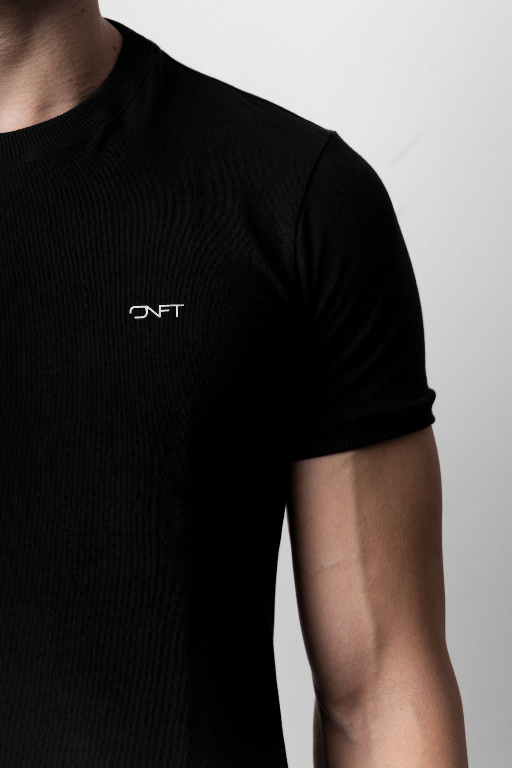 CAMISETA PRETA ESSENTIAL BLACK TEE - FOUR INITIALS