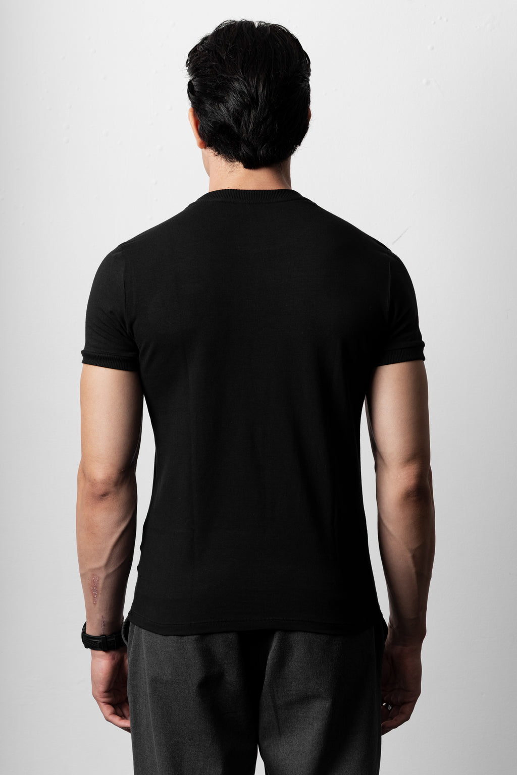 CAMISETA PRETA ESSENTIAL BLACK TEE - CLASSIC