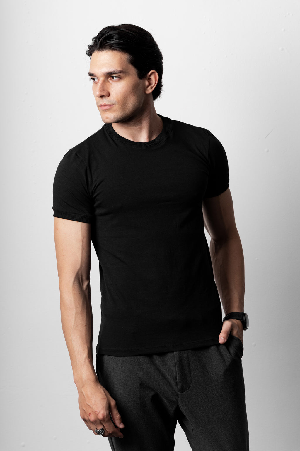 CAMISETA PRETA ESSENTIAL BLACK TEE - BASIC